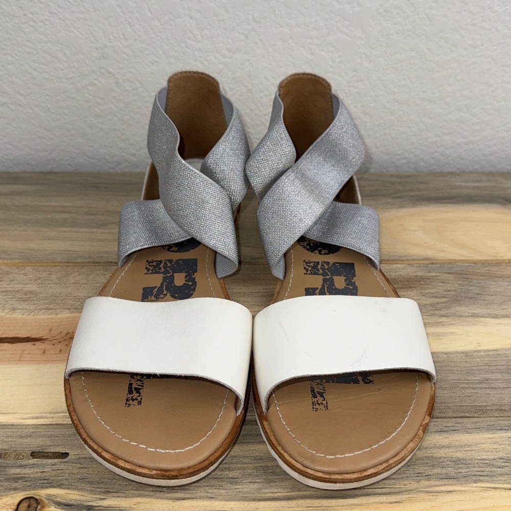 Sorel Ella II Sandal Cross Ankle Silver White Flat Leather Size 8 Slip On Comfy!